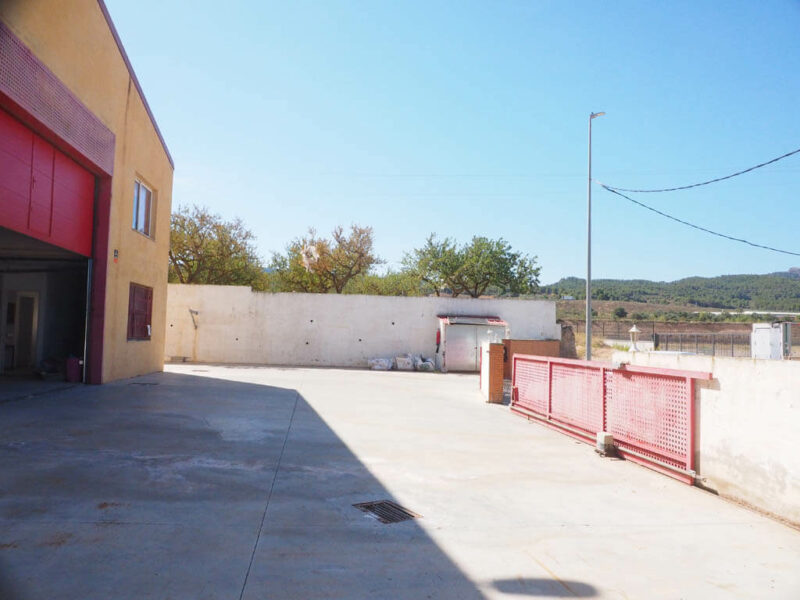 Nave industrial equipada con oficina y despachos en el Pueblo de Gandesa Capital de la Comarca de la Terra Alta, Tarragona. Con todos los servicios y con dos viviendas. Calefacción y aire acondicionado.