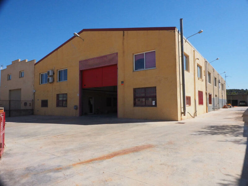 Nave industrial equipada con oficina y despachos en el Pueblo de Gandesa Capital de la Comarca de la Terra Alta, Tarragona. Con todos los servicios y con dos viviendas. Calefacción y aire acondicionado.