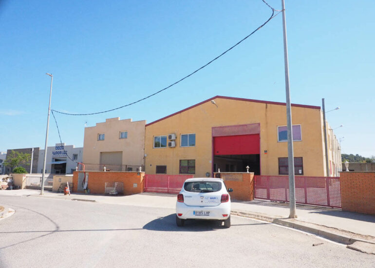 Nave industrial equipada con oficina y despachos en el Pueblo de Gandesa Capital de la Comarca de la Terra Alta, Tarragona. Con todos los servicios y con dos viviendas. Calefacción y aire acondicionado.