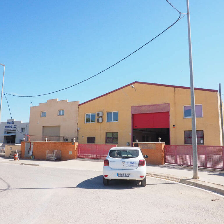 Nave industrial equipada con oficina y despachos en el Pueblo de Gandesa Capital de la Comarca de la Terra Alta, Tarragona. Con todos los servicios y con dos viviendas. Calefacción y aire acondicionado.