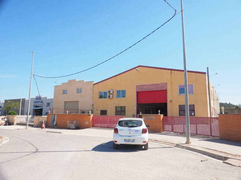 Nave industrial equipada con oficina y despachos en el Pueblo de Gandesa Capital de la Comarca de la Terra Alta, Tarragona. Con todos los servicios y con dos viviendas. Calefacción y aire acondicionado.