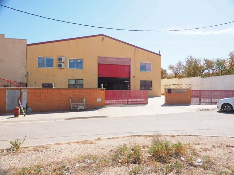 Nave industrial equipada con oficina y despachos en el Pueblo de Gandesa Capital de la Comarca de la Terra Alta, Tarragona. Con todos los servicios y con dos viviendas. Calefacción y aire acondicionado.