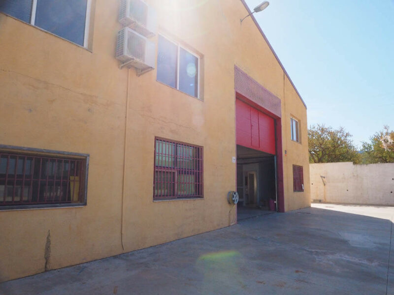 Nave industrial equipada con oficina y despachos en el Pueblo de Gandesa Capital de la Comarca de la Terra Alta, Tarragona. Con todos los servicios y con dos viviendas. Calefacción y aire acondicionado.
