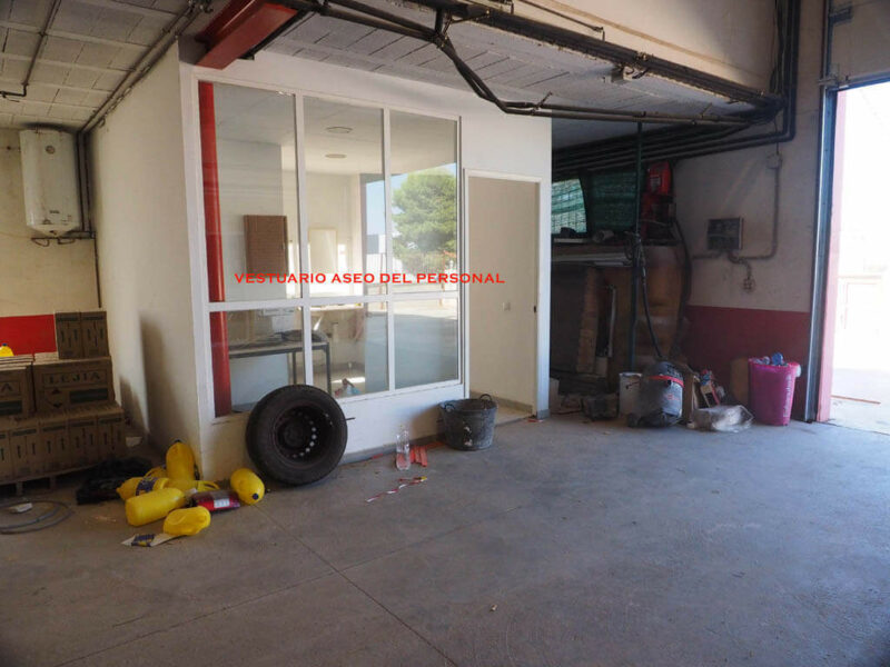 Nave industrial equipada con oficina y despachos en el Pueblo de Gandesa Capital de la Comarca de la Terra Alta, Tarragona. Con todos los servicios y con dos viviendas. Calefacción y aire acondicionado.