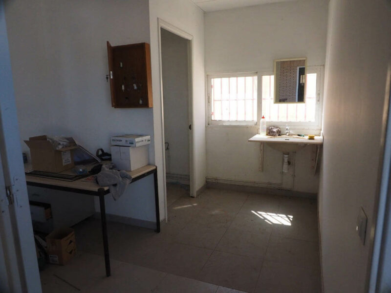 Nave industrial equipada con oficina y despachos en el Pueblo de Gandesa Capital de la Comarca de la Terra Alta, Tarragona. Con todos los servicios y con dos viviendas. Calefacción y aire acondicionado.