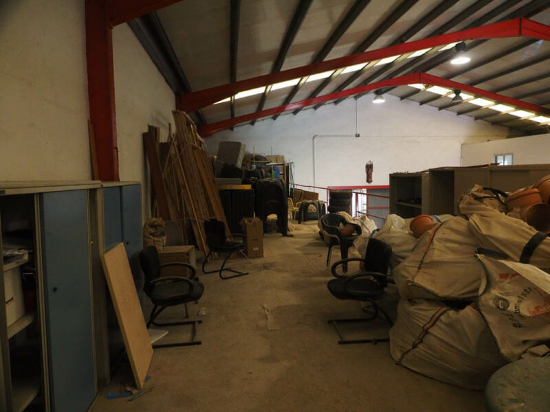 Nave industrial equipada con oficina y despachos en el Pueblo de Gandesa Capital de la Comarca de la Terra Alta, Tarragona. Con todos los servicios y con dos viviendas. Calefacción y aire acondicionado.