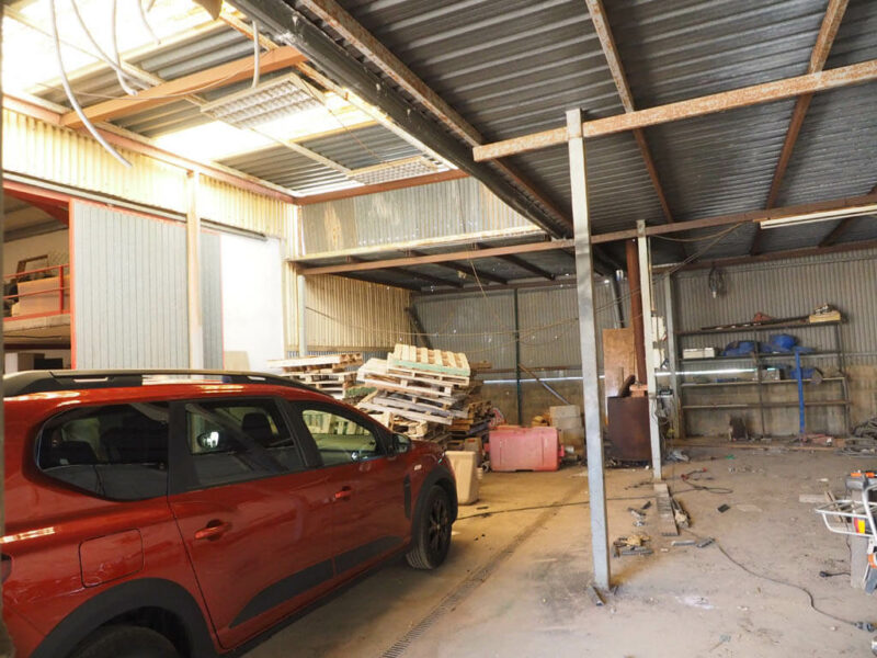 Nave industrial equipada con oficina y despachos en el Pueblo de Gandesa Capital de la Comarca de la Terra Alta, Tarragona. Con todos los servicios y con dos viviendas. Calefacción y aire acondicionado.