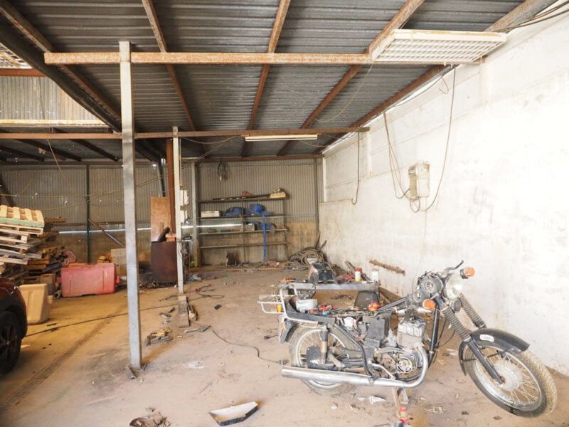 Nave industrial equipada con oficina y despachos en el Pueblo de Gandesa Capital de la Comarca de la Terra Alta, Tarragona. Con todos los servicios y con dos viviendas. Calefacción y aire acondicionado.