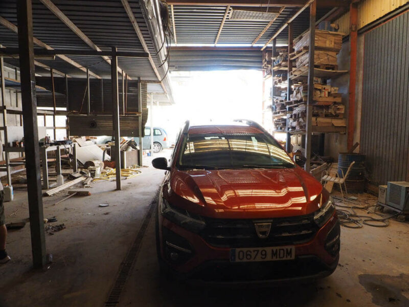 Nave industrial equipada con oficina y despachos en el Pueblo de Gandesa Capital de la Comarca de la Terra Alta, Tarragona. Con todos los servicios y con dos viviendas. Calefacción y aire acondicionado.