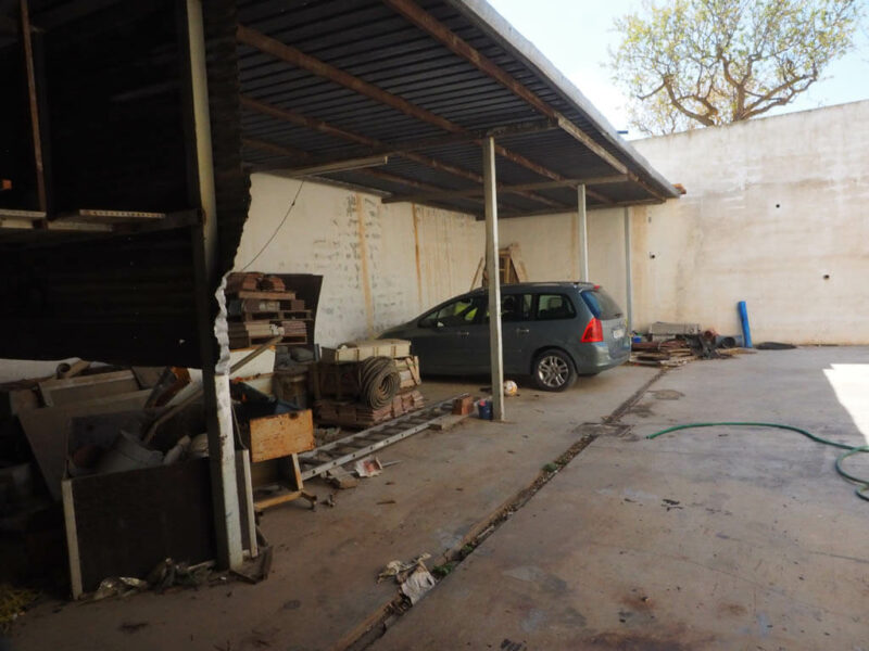 Nave industrial equipada con oficina y despachos en el Pueblo de Gandesa Capital de la Comarca de la Terra Alta, Tarragona. Con todos los servicios y con dos viviendas. Calefacción y aire acondicionado.