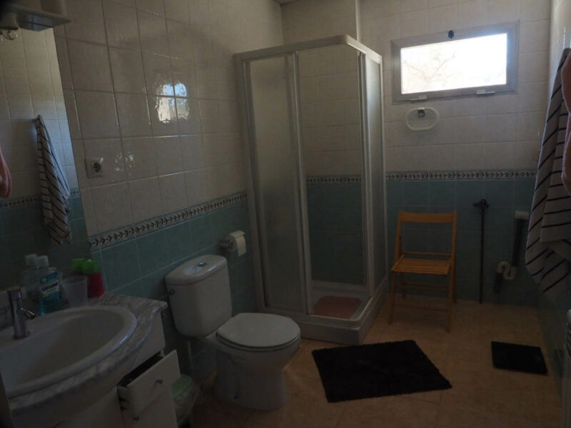 Nave industrial equipada con oficina y despachos en el Pueblo de Gandesa Capital de la Comarca de la Terra Alta, Tarragona. Con todos los servicios y con dos viviendas. Calefacción y aire acondicionado.