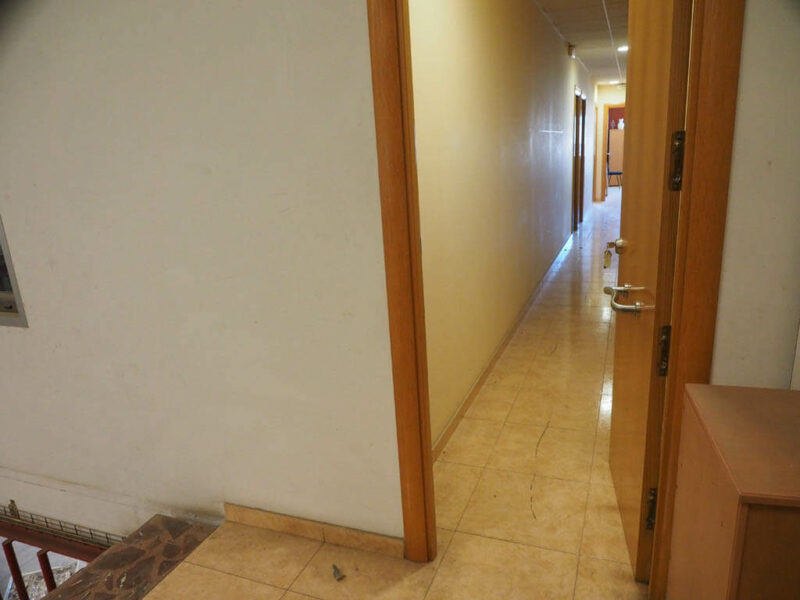Nave industrial equipada con oficina y despachos en el Pueblo de Gandesa Capital de la Comarca de la Terra Alta, Tarragona. Con todos los servicios y con dos viviendas. Calefacción y aire acondicionado.