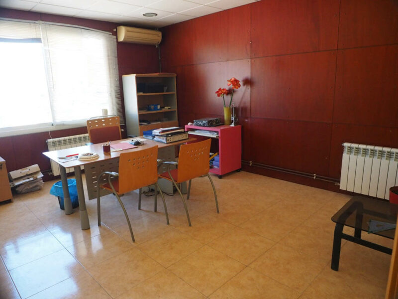 Nave industrial equipada con oficina y despachos en el Pueblo de Gandesa Capital de la Comarca de la Terra Alta, Tarragona. Con todos los servicios y con dos viviendas. Calefacción y aire acondicionado.