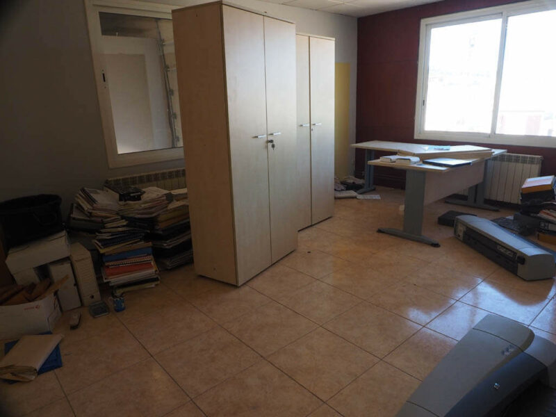 Nave industrial equipada con oficina y despachos en el Pueblo de Gandesa Capital de la Comarca de la Terra Alta, Tarragona. Con todos los servicios y con dos viviendas. Calefacción y aire acondicionado.