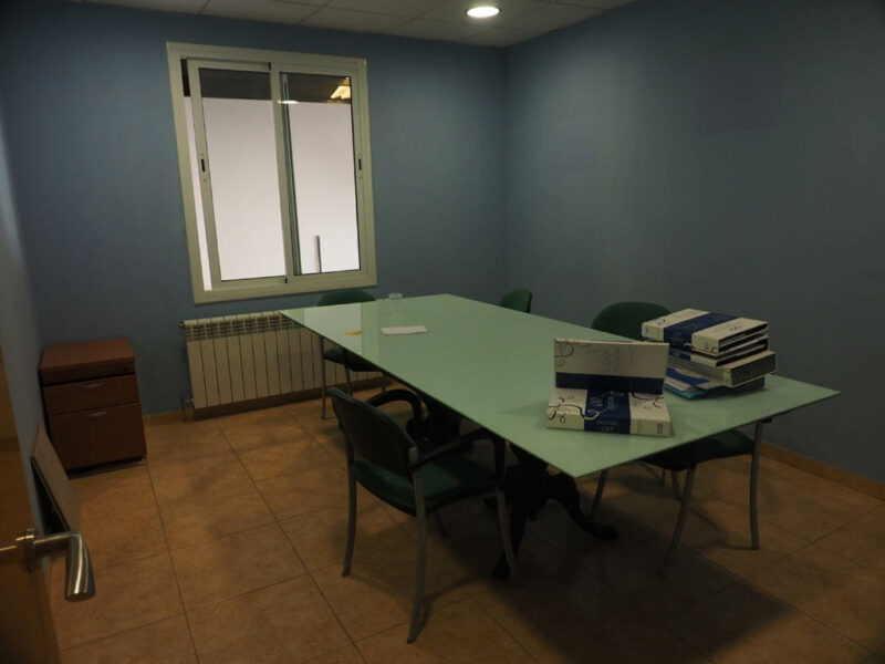 Nave industrial equipada con oficina y despachos en el Pueblo de Gandesa Capital de la Comarca de la Terra Alta, Tarragona. Con todos los servicios y con dos viviendas. Calefacción y aire acondicionado.
