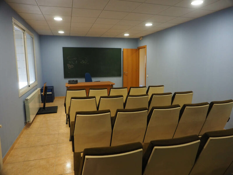 Nave industrial equipada con oficina y despachos en el Pueblo de Gandesa Capital de la Comarca de la Terra Alta, Tarragona. Con todos los servicios y con dos viviendas. Calefacción y aire acondicionado.