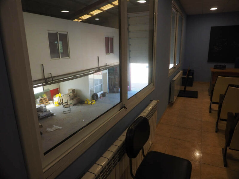 Nave industrial equipada con oficina y despachos en el Pueblo de Gandesa Capital de la Comarca de la Terra Alta, Tarragona. Con todos los servicios y con dos viviendas. Calefacción y aire acondicionado.