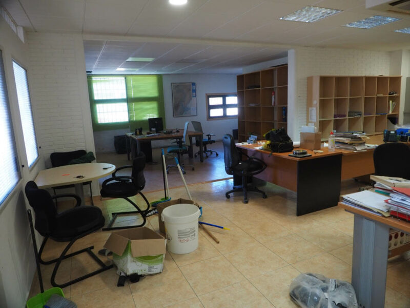Nave industrial equipada con oficina y despachos en el Pueblo de Gandesa Capital de la Comarca de la Terra Alta, Tarragona. Con todos los servicios y con dos viviendas. Calefacción y aire acondicionado.