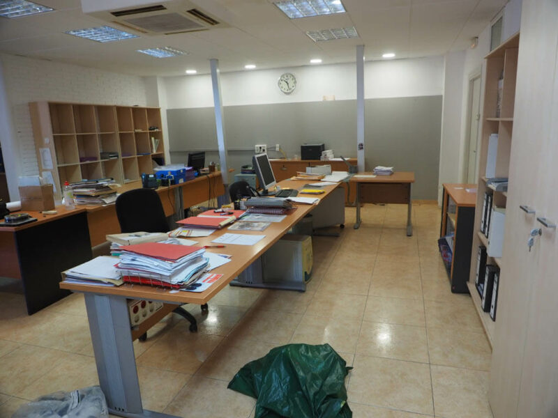 Nave industrial equipada con oficina y despachos en el Pueblo de Gandesa Capital de la Comarca de la Terra Alta, Tarragona. Con todos los servicios y con dos viviendas. Calefacción y aire acondicionado.