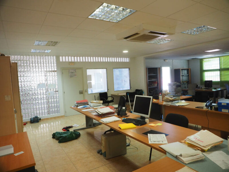 Nave industrial equipada con oficina y despachos en el Pueblo de Gandesa Capital de la Comarca de la Terra Alta, Tarragona. Con todos los servicios y con dos viviendas. Calefacción y aire acondicionado.