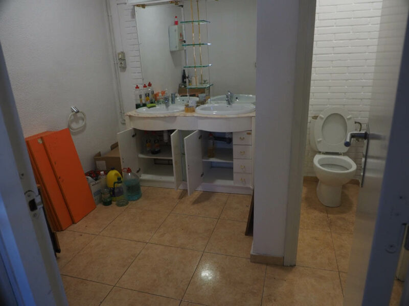 Nave industrial equipada con oficina y despachos en el Pueblo de Gandesa Capital de la Comarca de la Terra Alta, Tarragona. Con todos los servicios y con dos viviendas. Calefacción y aire acondicionado.