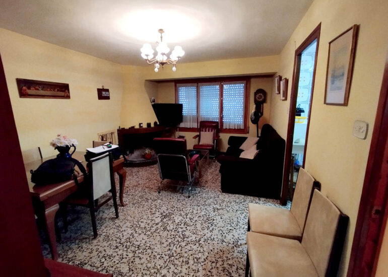 Al centre de Batea un habitatge de 250 m2 fàcilment re distribuïble en 3 o 4 apartaments
