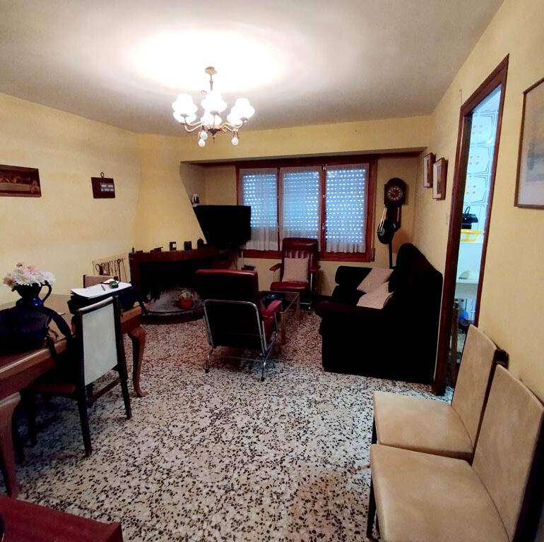 Al centre de Batea un habitatge de 250 m2 fàcilment re distribuïble en 3 o 4 apartaments