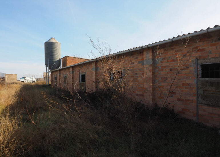 Nau magatzem amb espai exterior
