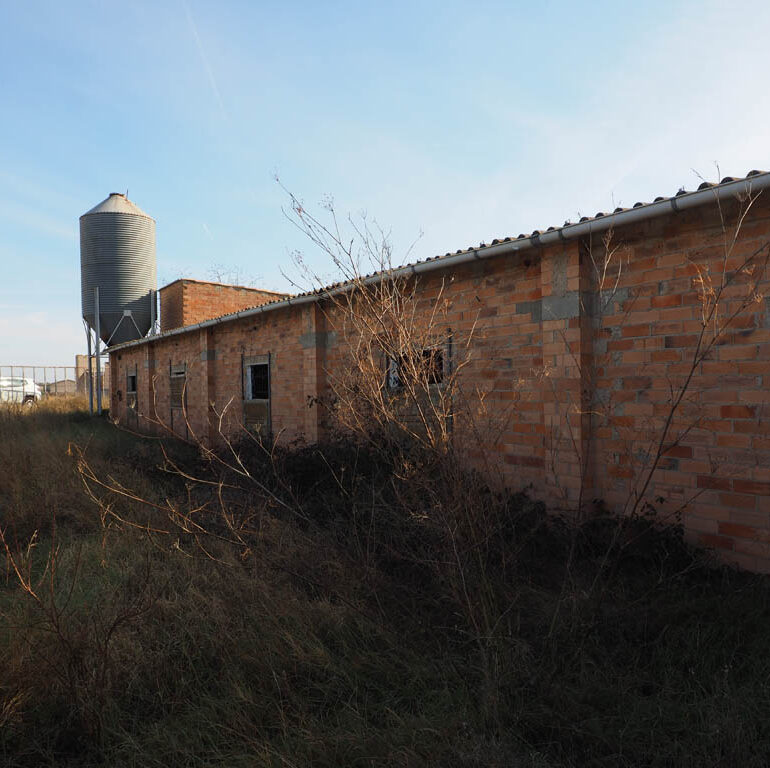 Nau magatzem amb espai exterior