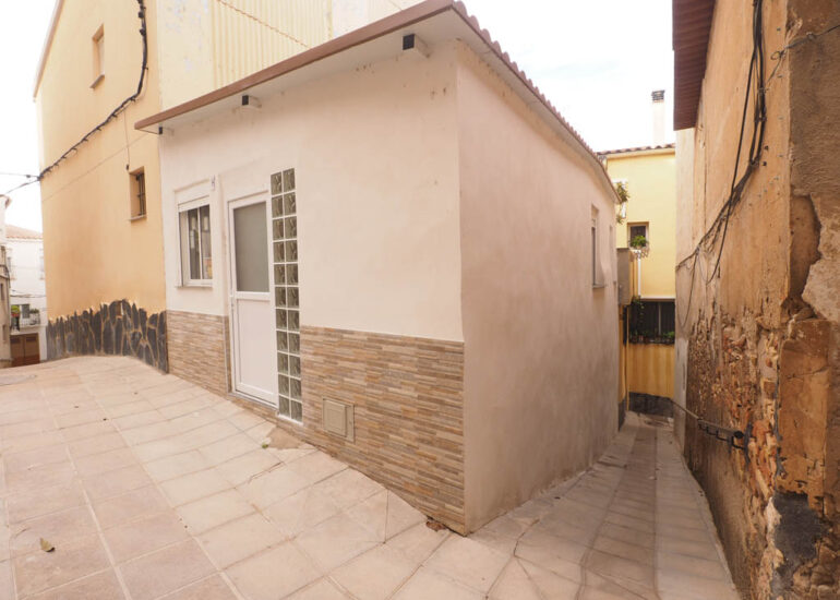 Façana de la casa al carrer del Forn a Benifallet