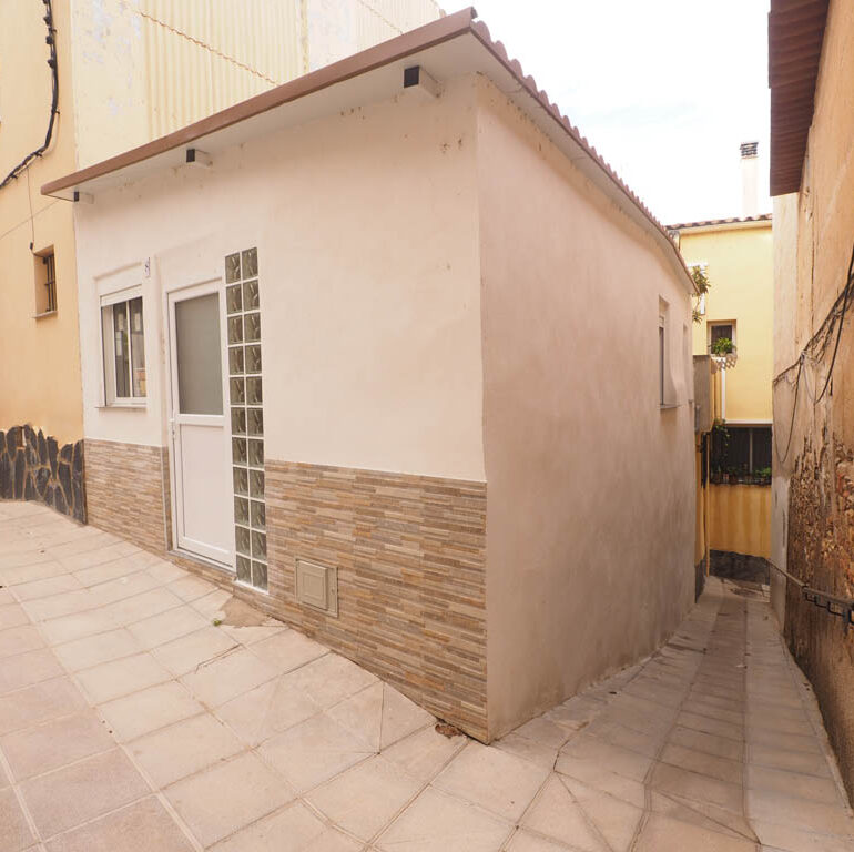 Façana de la casa al carrer del Forn a Benifallet