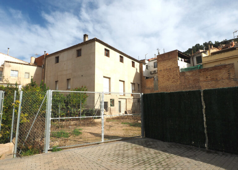 Vista de la casa amb 3 plantes, el jardí des de el passeig