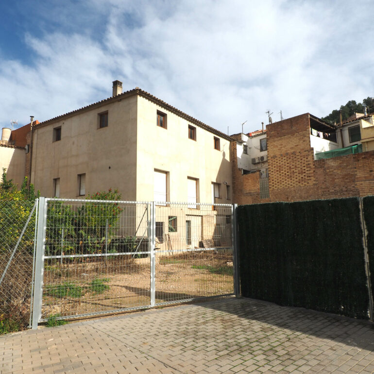 Vista de la casa amb 3 plantes, el jardí des de el passeig