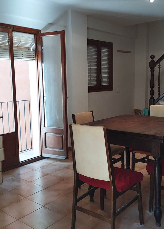 Sala amb finestrals, bona llum natural i vistes a Benifallet