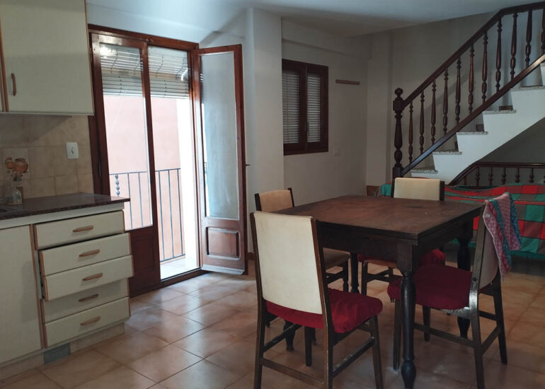 Sala amb finestrals, bona llum natural i vistes a Benifallet