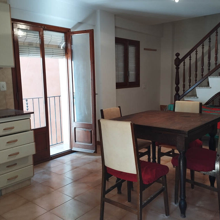 Sala amb finestrals, bona llum natural i vistes a Benifallet