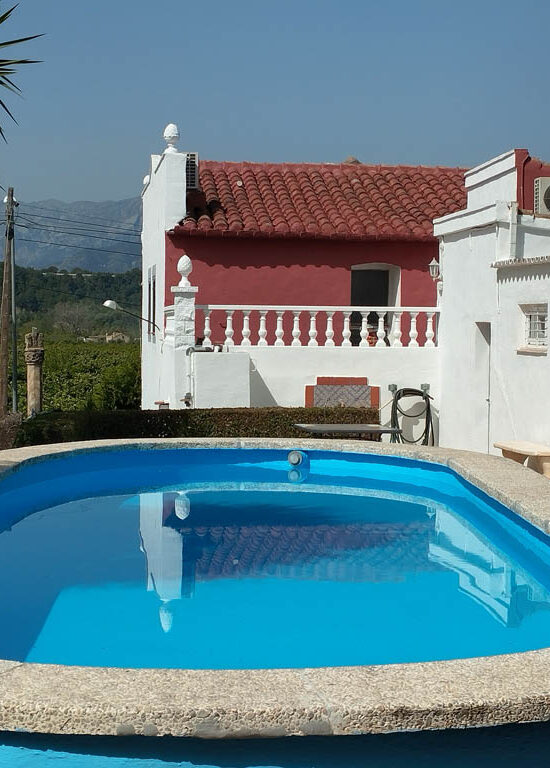 Casa amb llicència turística a Bítem piscina i jardí