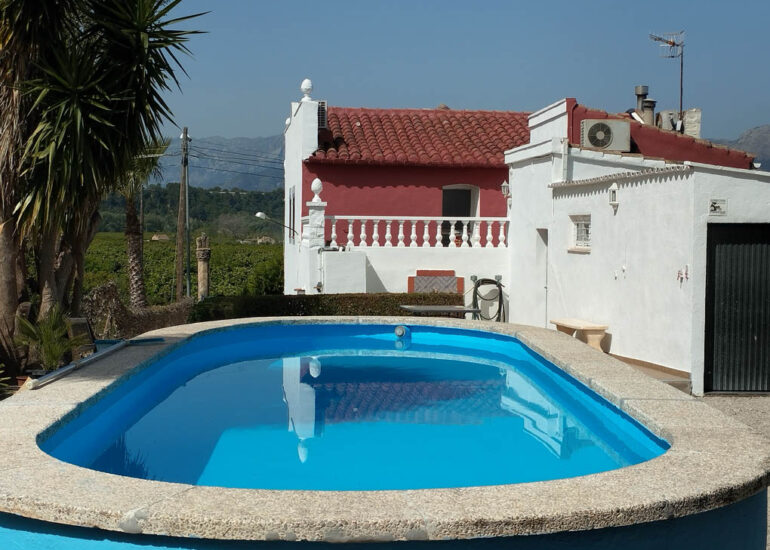 Casa amb llicència turística a Bítem piscina i jardí