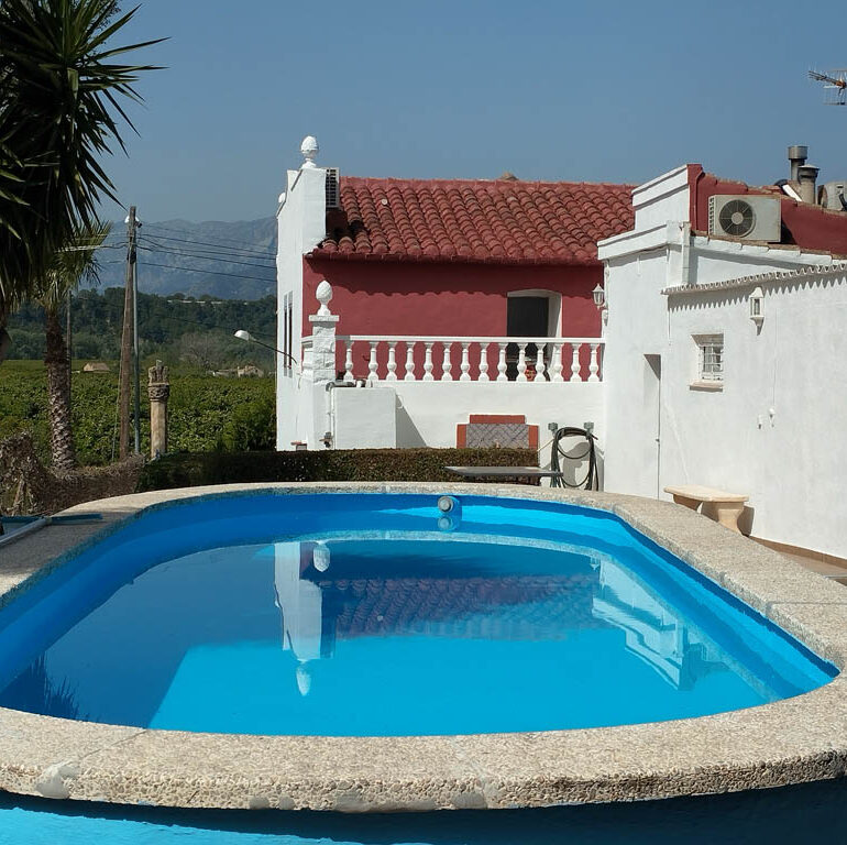 Casa amb llicència turística a Bítem piscina i jardí