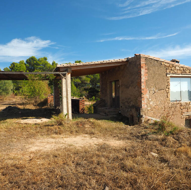 Mas rehabilitat amb porxo i finca a Horta de Sant Joan, prop de Bot
